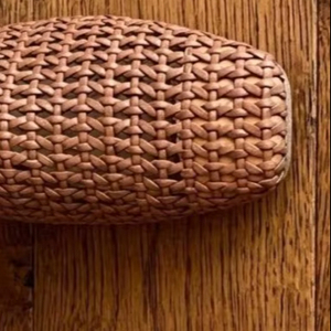 รองเท้าแตะสานตาข่ายสำหรับผู้หญิง หัวเหลี่ยม สวมใส่สบายในฤดูร้อน ระบายอากาศได้ดี สไตล์มินิมอล เหมาะสำหรับใส่ในบ้านและนอกบ้าน - Product Image 1