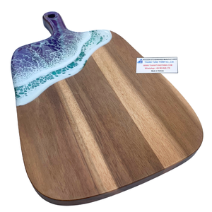 Tabla de servir de madera Thinh Tung Thinh con patrón abstracto y mango lacado, hecha en Vietnam - Product Image 2
