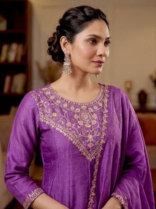 Ensemble Kurti en soie Vichitra pure de qualité supérieure, brodé, avec dupatta - Product Image 4