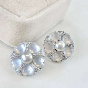 Pendientes de Plata con Perlas de Agua Dulce Naturales en Forma de Trébol Irregular - Product Image 5