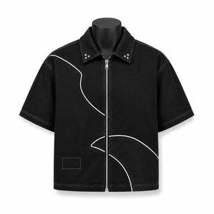 เสื้อเชิ้ตแขนสั้นสีดำทรงโอเวอร์ไซส์สำหรับผู้ชาย ปกคอปก ผ้าทวิลสีพื้น ระบายอากาศได้ดี เหมาะสำหรับใส่ในฤดูร้อน - Product Image 1