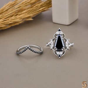 Anillo de Compromiso Gótico con Moissanita Negra Corte Ataúd – Anillos de Boda Góticos Alternativos - Product Image 3