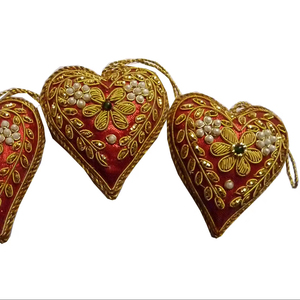 Adorno Navideño Colgante en Forma de Corazón, Hermoso y de Alta Venta, de la Última Colección de la India, con Gráficos Bordados - Product Image 1