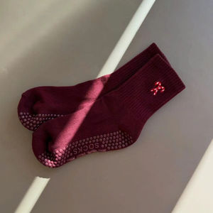 Chaussettes de sport antidérapantes en coton extensible respirant et confortable pour yoga, pilates et fitness, idéales pour l'entraînement en intérieur - Product Image 1