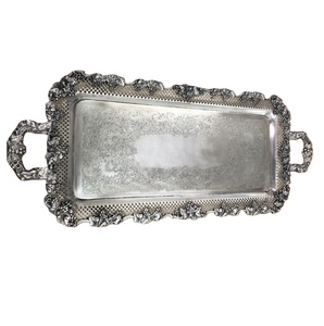 Ensemble de 2 plateaux de service en aluminium argenté, forme personnalisée, pour la présentation des aliments sur table, utilisés dans les hôtels et les mariages. - Product Image 2