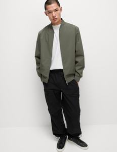 Blouson bomber vert olive pour homme, décontracté, fermeture éclair sur le devant, col montant, coupe classique, extérieur en polyester, couleur unie, vêtement d'automne - Product Image 4