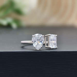 Anillo de compromiso de moissanita de corte esmeralda de dos tonos con oro blanco sólido de 18 quilates, joyería de boda de estilo Toi Et Moi de moda - Product Image 5