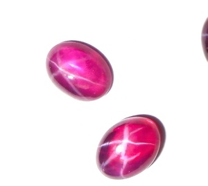 Rubis étoilé transparent ovale 6x8 mm 2 carats, cabochon poli créé en laboratoire avec effet étoile à 6 branches pour la fabrication de bijoux - Product Image 1