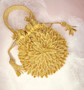 Pochette de soirée élégante en perles dorées avec bandoulière à pompon, motif floral fait main, accessoire de fête raffiné - Product Image 1