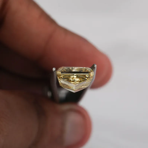 Diamant jaune fantaisie cultivé en laboratoire, taille radiant, certifié, diamant créé en laboratoire avec une clarté élevée et un éclat brillant - Product Image 3
