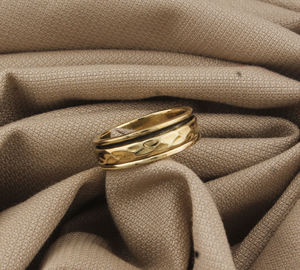 Anillo de banda de eternidad minimalista hecho a mano con engaste de bisel chapado en oro de plata de ley 925 para mujer, ideal para fiestas, venta al por mayor. - Product Image 3