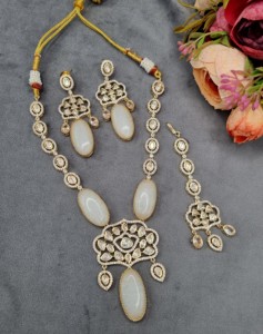 Collar y pendientes de boda nupcial indio hechos a mano con colgante ovalado chapado en oro antiguo vintage, piedra Kundan Polki y conjunto Maang Tikka. - Product Image 4