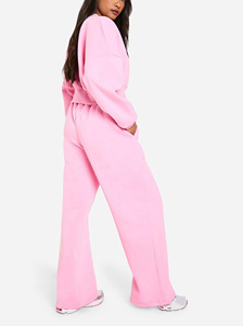 Ensemble deux pièces rose pour femme grande taille : sweat-shirt court en molleton et pantalon décontracté, idéal pour l'automne, écoresponsable, avec logo sur la manche - Product Image 2