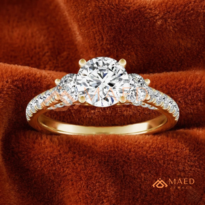 Elegante Anillo de Moissanita Redonda con Tríptico de Piedras Laterales y Tallo Pavé, Anillo de Compromiso de Oro Sólido de 18K para Ella, Anillo de Diamantes - Product Image 1