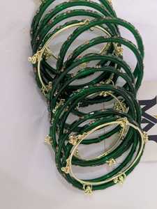 Brazaletes Kashmiris de Vidrio Chapado en Oro con Detalles de Perlas Talladas en Esmeralda, Modernos para Novias y Bodas, Artesanía en Resina - Product Image 3