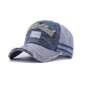 Gorra de béisbol a la moda con una corona clásica y correa ajustable para un ajuste perfecto con un toque moderno. - Product Image 3