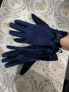 Gants de cyclisme de luxe blancs et noirs antidérapants respirants en polyester et nylon avec revêtement polyuréthane – Élégance et performance - Product Image 5
