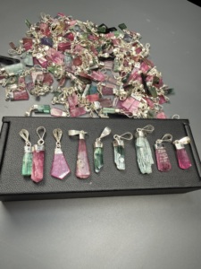 Pendentifs en tourmaline naturelle polie multicolores en gros avec capuchons en argent sterling 925, approvisionnement en vrac du Pakistan - Product Image 5