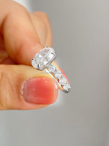 Bague en diamant de qualité supérieure à taille ovale avec diamants latéraux en or blanc, bague de fiançailles classique en diamant ovale pour femme, bijoux élégants - Product Image 2