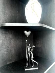 Figurine de couple en métal inspirée des liens émotionnels, accent artistique pour la maison, idéale pour un cadeau de mariage et une décoration romantique de chambre, provenant d'Inde - Product Image 3