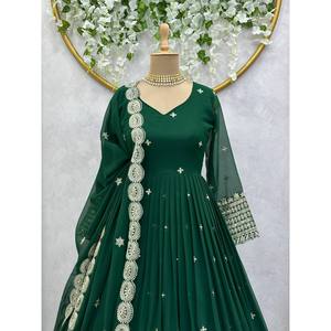 Vestido de Fiesta Hecho a Mano con Corte en A, Bordado en el Escote y la Parte Trasera, Cintura Imperio, Tela de Organza y Trabajo de Lentejuelas - Product Image 1