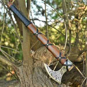 Hacha de Acero al Carbono Forjada a Mano Personalizada, Hacha de Supervivencia para Acampar y Cazar al Aire Libre con Mango de Madera y Funda, Herramienta de Supervivencia - Product Image 4