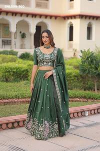 Conjunto de Lehenga-Choli y Dupatta de seda Vichitra con lentejuelas y bordados, ideal para festivales, de aspecto elegante - Exportador de moda femenina - Product Image 3
