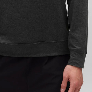 Sudadera Ligera y Cálida para Hombre con Acabado Interior Transpirable para un Estilo Urbano Moderno y Cómodo, Color Sólido con Logotipo - Product Image 4
