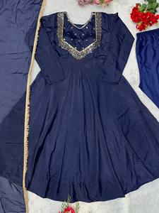 Nouvelle Robe de Soirée Longue Réversible Anti-Plis avec Broderie, Coupe Droite, Marque TENNECY - Product Image 4