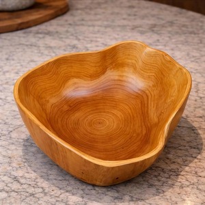 Bol en bois fait main au design minimaliste pour servir les aliments, artisanat en bois non traité, idéal pour offrir - Product Image 3