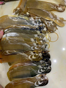 หวีเขาควายพรีเมียม พื้นผิวเรียบ ป้องกันไฟฟ้าสถิตย์ สำหรับผมยาว ช่วยผ่อนคลายหนังศีรษะ ผลิตด้วยมือ อุปกรณ์ดูแลเส้นผม - Product Image 3