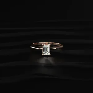 Anillo Solitario con Diamante de Corte Esmeralda de 0.5 Quilates, Claridad VVS-VS, Certificado por IGI, Compre Directamente de un Proveedor Indio de Confianza - Product Image 1