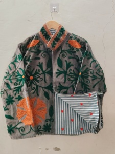 Veste en velours gris faite à la main avec broderies florales vertes et orange |   Veste artisanale indienne pour femmes - Product Image 5