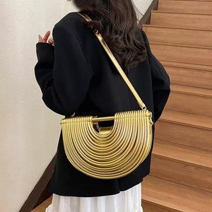 Nouveau sac bandoulière tendance pour femme avec lignes semi-circulaires, imprimés animaliers, en PU, avec fermeture éclair et fermoir. - Product Image 1