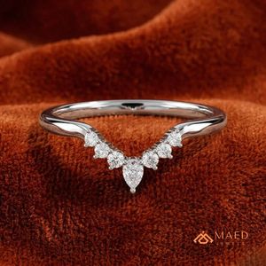 Anillo de Boda de Lujo en Plata de Ley 925 con Moissanita en Forma de V y Engaste de Garras para Mujer, Artesanía Gujarati, Aniversario Nupcial - Product Image 4