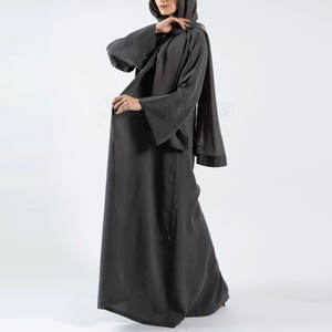 Abaya moderne pour femmes avec détail boutonné sur le devant et coupe fluide confortable, abaya de haute qualité pour femmes - Product Image 2