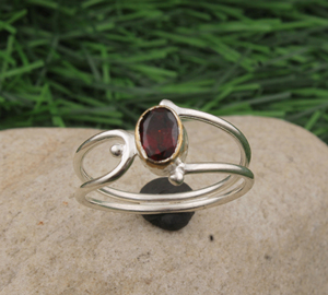 Bague empilable minimaliste et délicate en argent sterling 925 avec grenat rouge naturel serti clos, bijou de mariage, pierre de naissance de janvier - Product Image 2