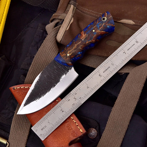 Cuchillo de caza hecho a mano con acero de Damasco y mango de piña con diseño de plumas - Product Image 1