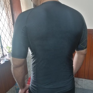 Rashguard respirant sur mesure pour hommes, fabriqué directement en usine, en Spandex/Polyester, séchage rapide, écologique, manches courtes, design unique, tendance - Product Image 5