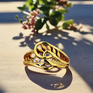 Anillo de Hoja de Vid Chapado en Oro Ancho para Mujer |   Diseño floral envolvente de dos tonos |   Joyería Moderna para Uso Diario - Product Image 4