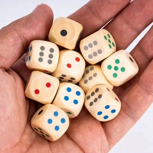 Jeu de dés de stratégie traditionnel en bois naturel, carré, fait main, gravé, écologique, pour la maison et les fêtes - Product Image 3