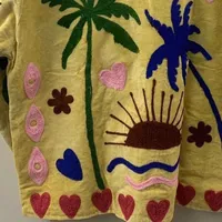 Veste artisanale en coton jaune brodée de palmiers tropicaux, style bohème vintage, automne-hiver, manches longues, ouverte sur le devant