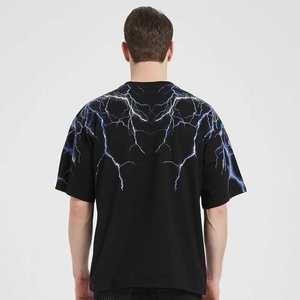 Camiseta Negra Extra Grande para Hombre, Manga Corta, Cuello Redondo, Estampado Digital con Diseño de Rayo, Estilo Urbano, Tela Jersey - Product Image 2