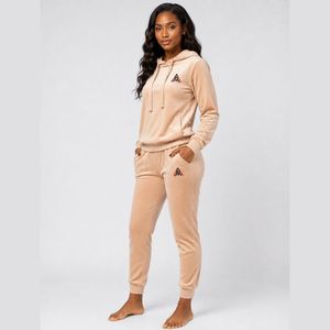Survêtement en velours de luxe pour femme, doté d'un tissu léger, d'une sensation chaude et d'un ajustement confortable, idéal pour les tenues décontractées, la vente au détail et les commandes en gros. - Product Image 5