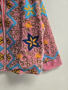 Veste Suzani en velours rose pour femme, brodée à la main avec motifs floraux en spirale, style bohème ethnique, vente en gros et exportation - Product Image 4