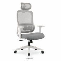 Chaise de bureau en maille grise avec cadre blanc, appui-tête, accoudoirs en forme de T et base à roulettes blanche pour postes de travail modernes