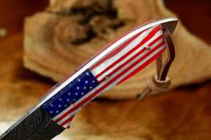 Couteau de chasse artisanal en acier Damas avec manche à motif drapeau américain et étui en cuir, lame à pointe tombante - Product Image 5