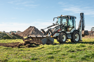 Chargeuse-pelleteuse remorquable robuste Hidromek HMK 62 SS 4x4 2026, contrôlée par PLC, avec moteur, pompe et accessoires multifonctions pour usage agricole - Product Image 4