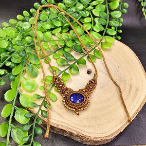 Collier pendentif papillon en macramé fait main avec perle d'eau douce taille émeraude, cordon marron, perles de cuivre, bijoux bohèmes ajustables - Product Image 1