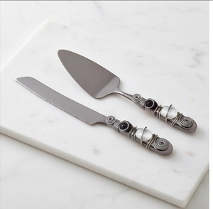 Juego de cuchillo y espátula para pastel de acero inoxidable hechos a mano con mangos con cuentas envueltos en alambre, 2 piezas para uso en fiestas - Product Image 1